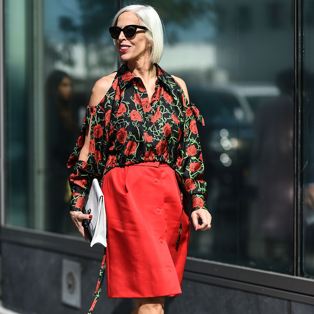 Wiosenne trendy w modzie 50+. Pomysły na modne stylizacje dla 50-latki idealne na wiosnę